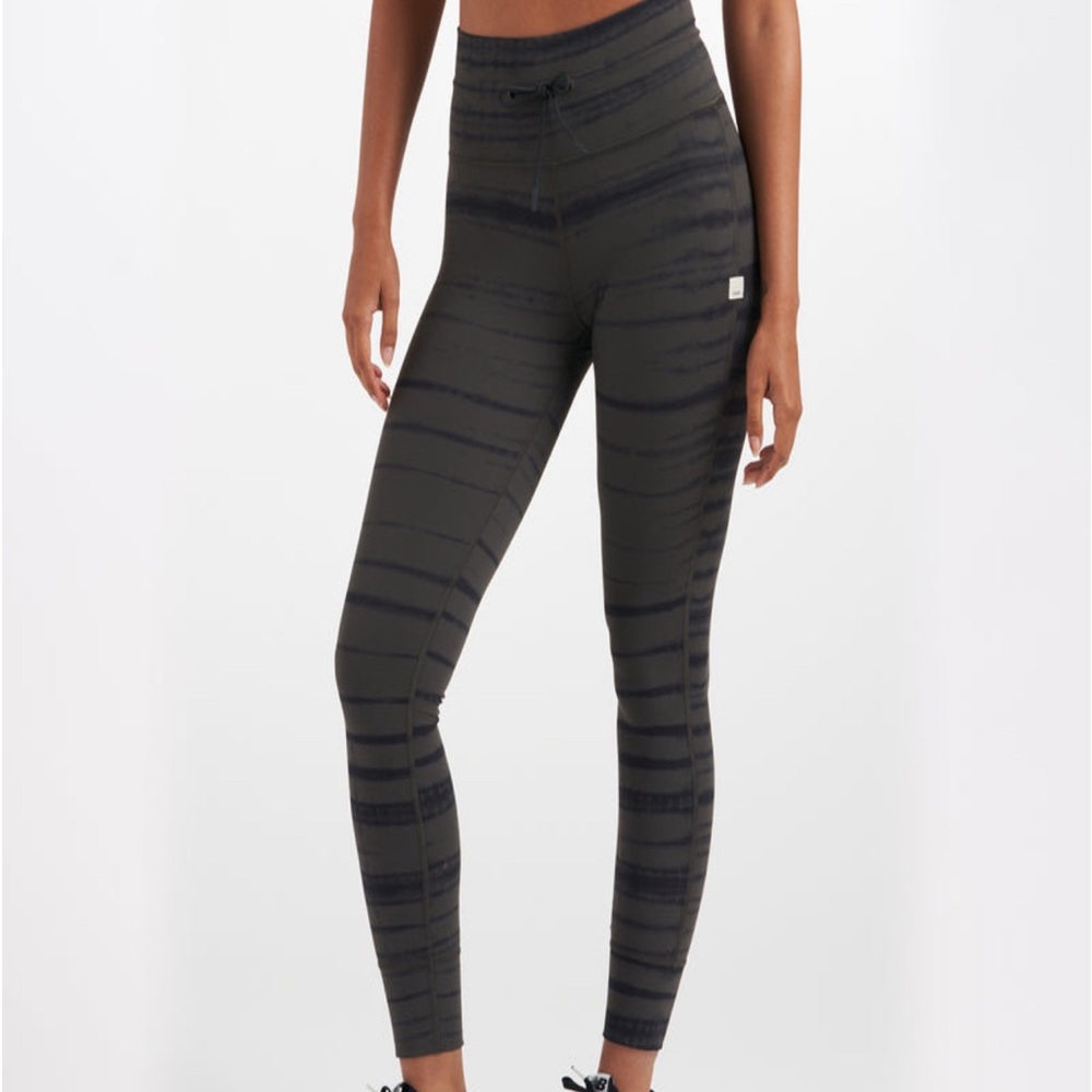 Vuori daily legging striped legging in green and black stripe. Size xS
